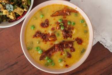 Tasse frite de légumes recette – Style Bengali Mong Dal avec des légumes Binta Recette Indienne Traditionnelle