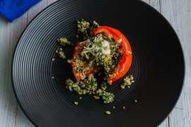 Tomates farcies avec du quinoa, des épinards et une recette de fromage Recette Indienne Traditionnelle