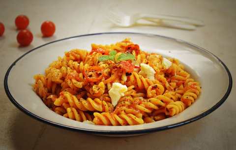 Tomates rôties au four lentes avec la recette de pâtes et de chèvre Recette Indienne Traditionnelle