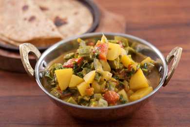 Turai Aloo Ki Sabzi Recette - Curry de la pomme de terre de la crête Recette Indienne Traditionnelle