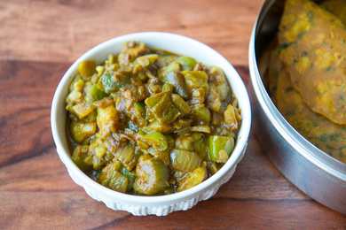 Turai Pyaz Hari Mirch Ki Sabzi Recette-Ridge Gourd Stirienne Fry Avec Green Chili et oignons Recette Indienne Traditionnelle