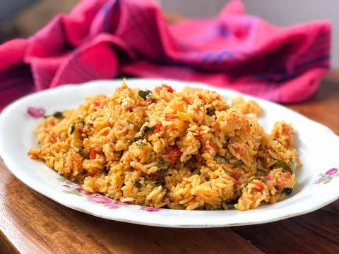 Une recette de riz à la tomate pot à l’aide de cuisinière à pression électrique préthi – Thakkali Sadam Recette Indienne Traditionnelle