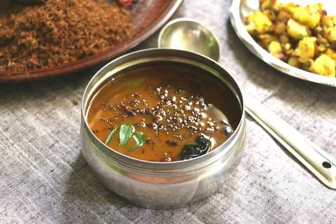 Vepampoo Kara Kuzhambu Recette (sauce de fleur de neem séchée) Recette Indienne Traditionnelle