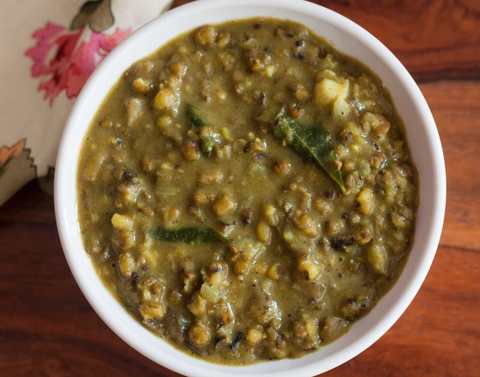 Vert Moong Dal Koou avec recette de peau de banane crue Recette Indienne Traditionnelle