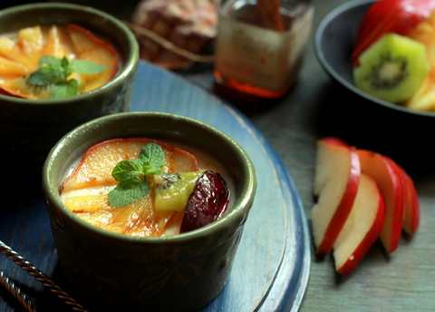 Yogourt au four avec recette de fruits grillés à la cannelle miel Recette Indienne Traditionnelle