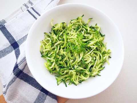 Zoodles jetés dans la recette de pesto Cilantro de cajou (végétalienne) Recette Indienne Traditionnelle